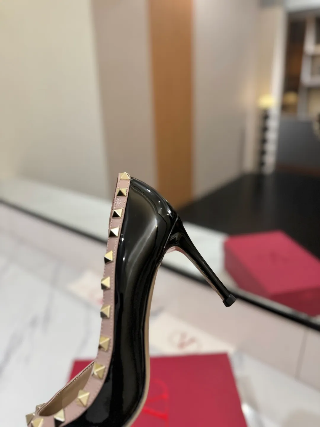 👟👟Ex-factory price 580👟👟 Valentino/Valentino rivet VT classic shoes, top replica! The side curves are perfect, the original molded custom-made rust-free rivets, and the textured hardware bring out a full sense of high-end, giving you a genuine foot feel! The first choice for high-end customers❤️ [Material] Upper: Original imported custom patent leather Lining: Original imported goatskin Outsole: Imported pearlescent leather outsole Heel height: 6.5CM Code number: 35-39 [34, 40, 41, 42 custom-made are not returnable]